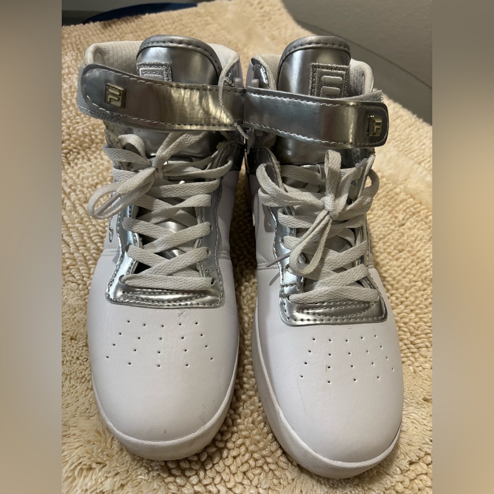 FILA men’s Silver and White High-Top Sneaker